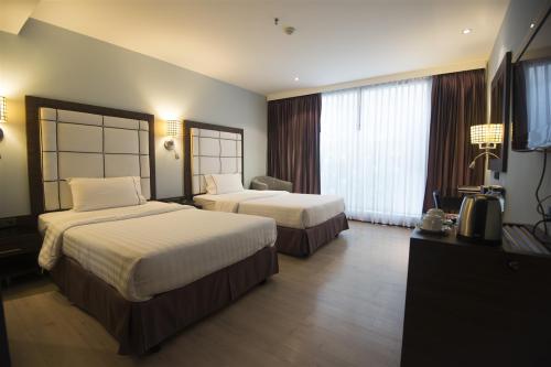 Sukhumvit Suites Bangkok - Twin beds room with LCD flash screen television