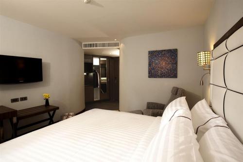 Sukhumvit Suites Bangkok - Superior room with laminate flooring