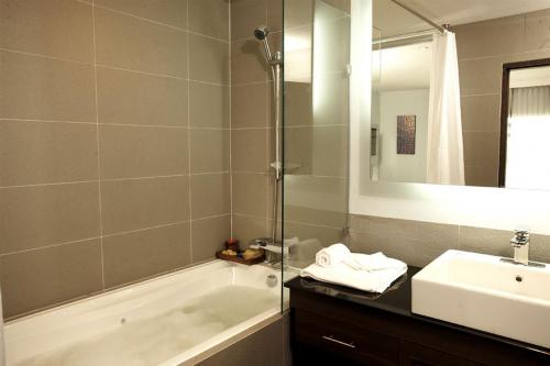 Sukhumvit Suites Bangkok - Deluxe room with private bathroom with bathtub