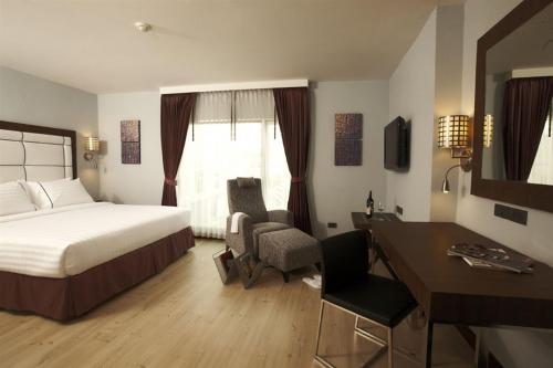 Sukhumvit Suites Bangkok - Deluxe room with king-size bed