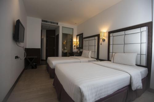 Sukhumvit Suites Bangkok - Side view of double bed room