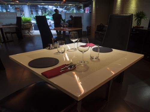 Sukhumvit Suites Bangkok - Table and crockery set for customers
