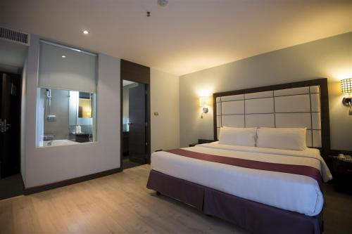 Sukhumvit Suites Bangkok - Deluxe room with drinking water, coffee and tea