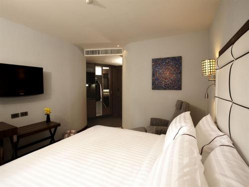 Sukhumvit Suites Bangkok - Side view of single bed room