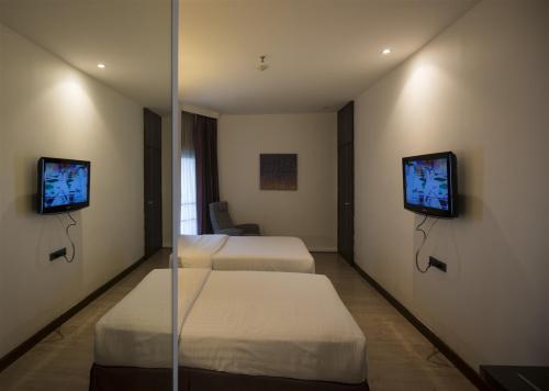 Sukhumvit Suites Bangkok - Twin beds room with TV with cable channels