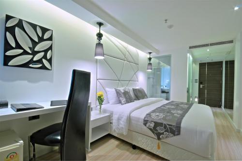 Sukhumvit Suites Bangkok - Superior room with private bathroom with rain shower