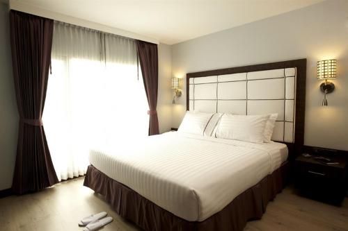 Sukhumvit Suites Bangkok - Suite room with 1 king size bed
