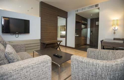 Sukhumvit Suites Bangkok - Room with beautiful furniture