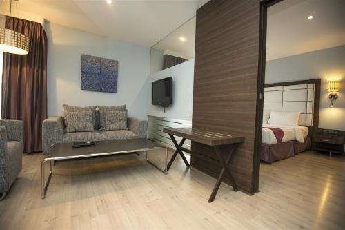 Sukhumvit Suites Bangkok - Suite room with separate living area with sofa set