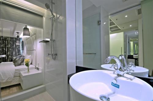 Sukhumvit Suites Bangkok - Superior room with washbasin & full standard toiletry set