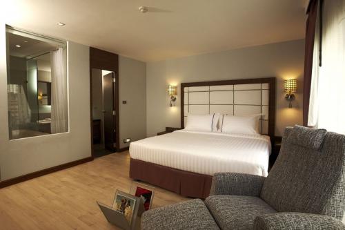 Sukhumvit Suites Bangkok - Deluxe room with modern amenities