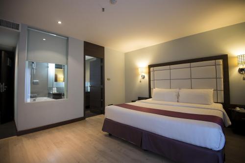 Sukhumvit Suites Bangkok - Luxurious bed room with all facilities
